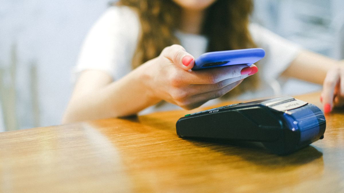 Pago del alquiler con el celular en una terminal contactless