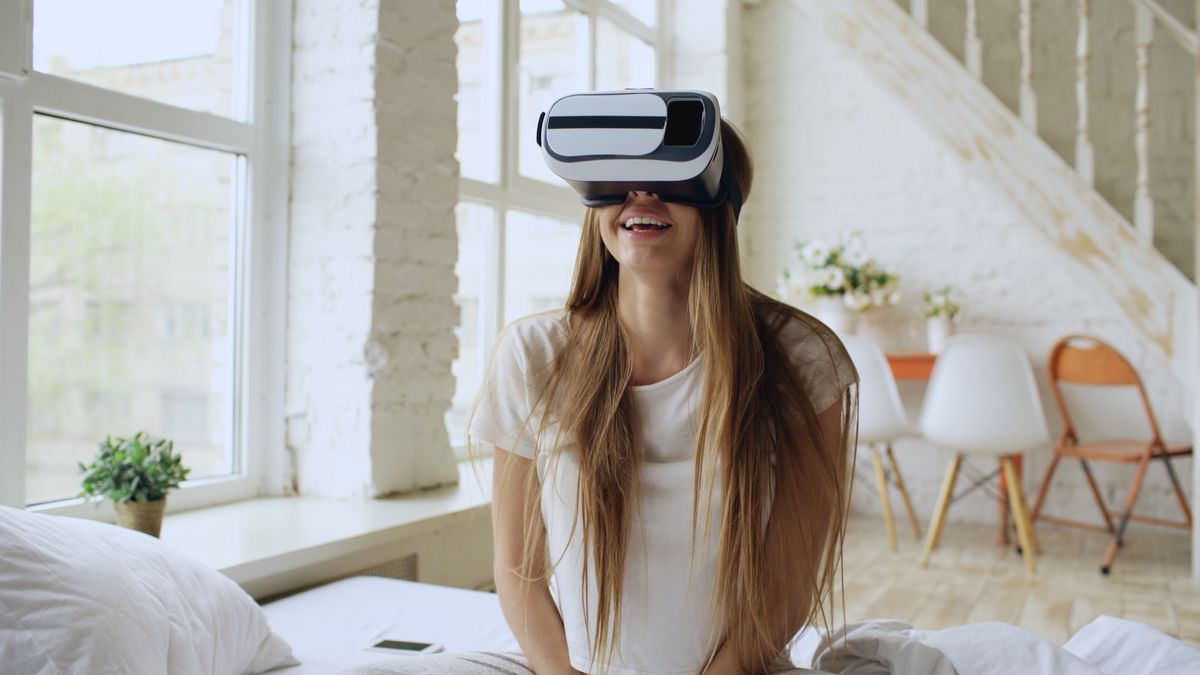 Persona usando un visor de realidad virtual para recorrer una propiedad