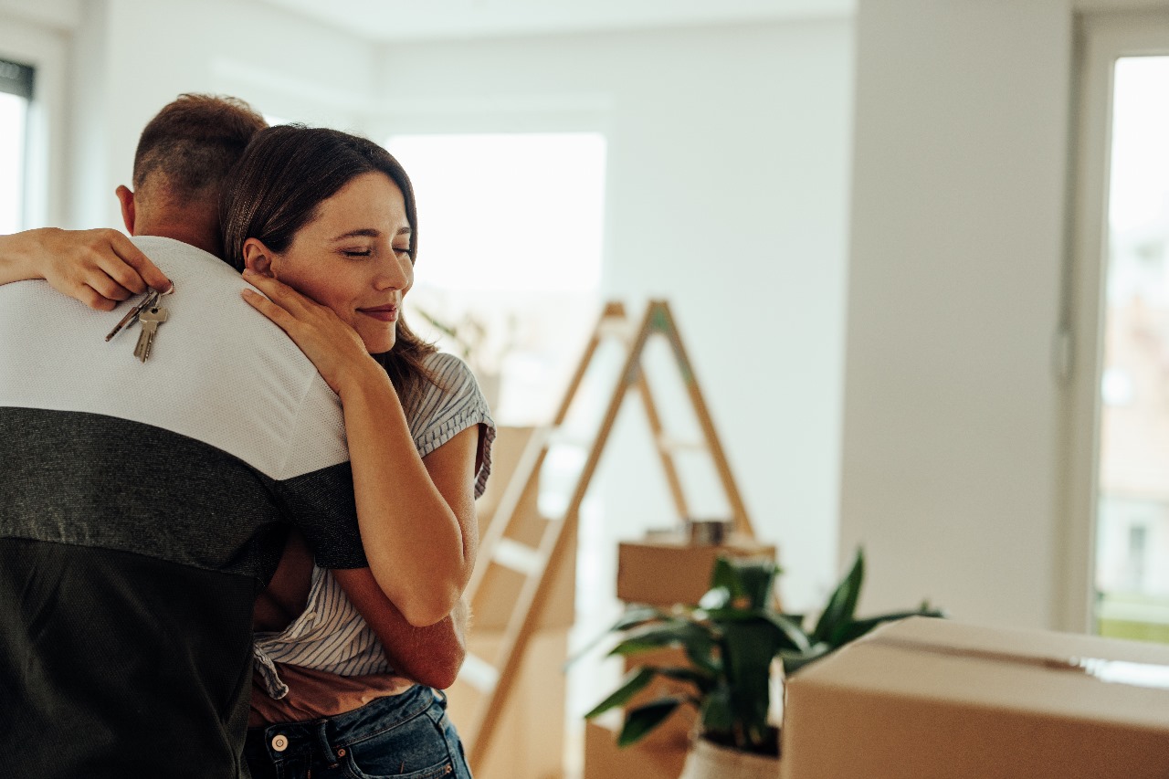 Una pareja feliz por mudarse a la vivienda propia