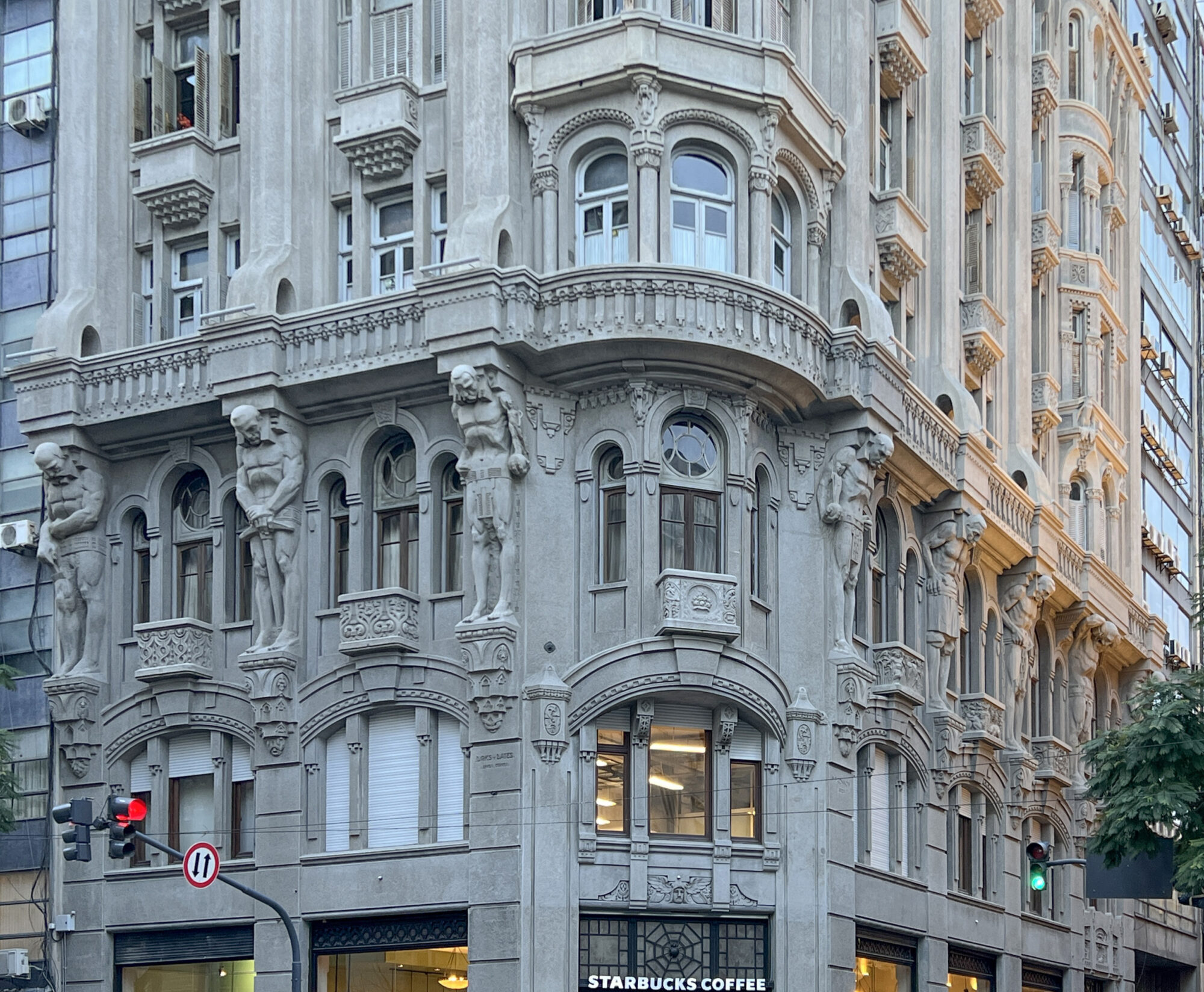 Edificio de los 680 Ojos en Buenos Aires: Simbolismo Oculto, Esculturas Colosales y el Legado de Otto Wulff
